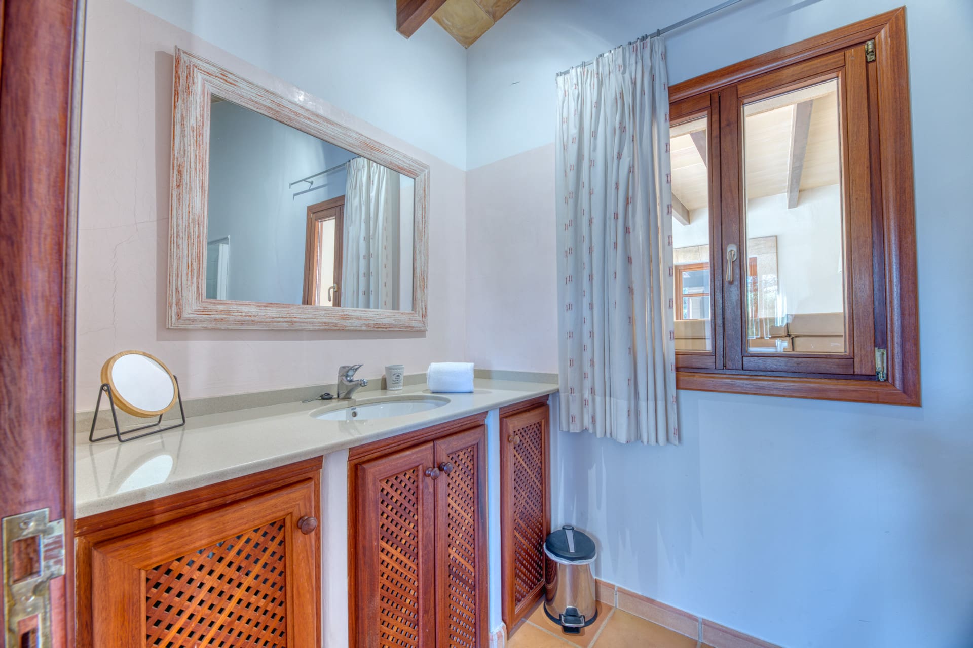 1750352982-ed961a67-846e-416f-bbe5-c46bcb802d79