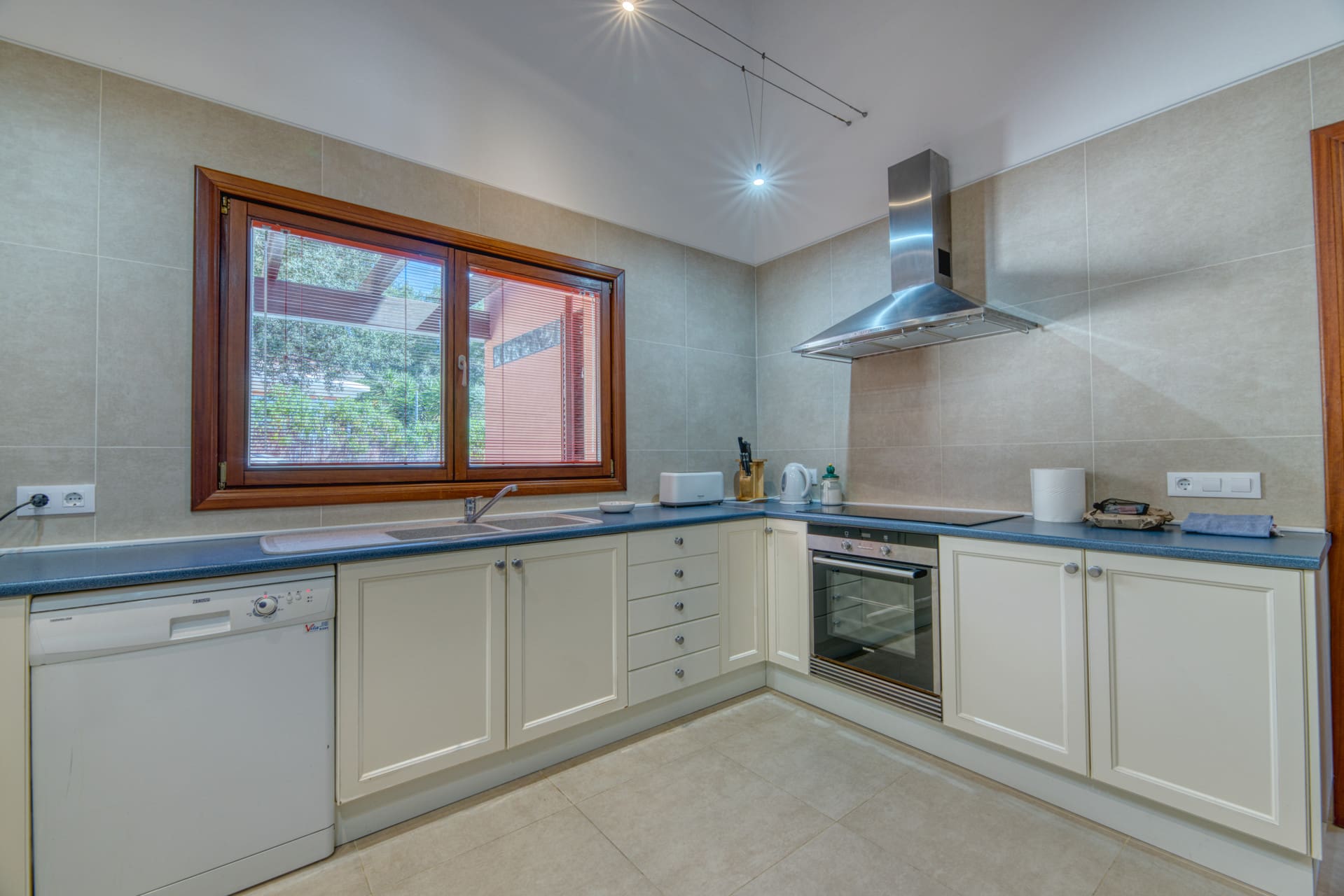 1750352997-5f7f4bc6-7431-4c21-b363-1de618a583f4