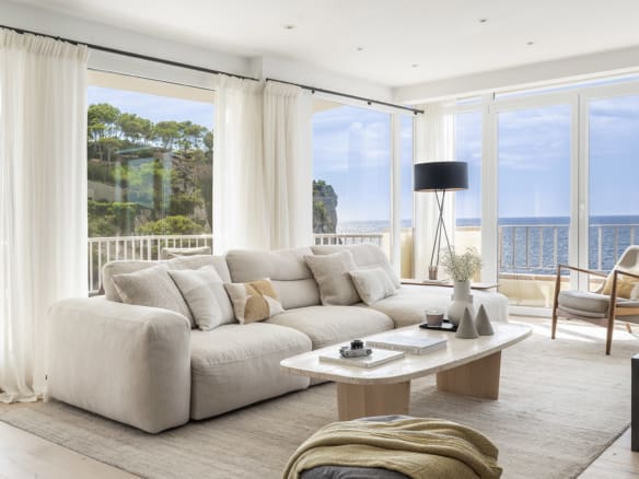 STUNNING FRONT LINE APARTMENT WITH ACCESS TO THE SEA IN SANTA PONSA | Homes In Mallorca